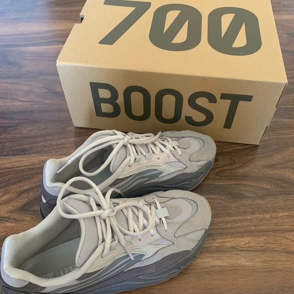 Yeezy Boost 700 V2 - Picture 3 of 4